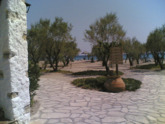 Medelhavsatmosfär direkt utanför hotellet på ön Samos.