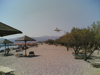 Närheten till Samos internationella flygplats gör sig påmind när startande flygplan lyfter över stranden, ut över vattnet, för att sedan svänga undan från nära angränsande Turkiskt luftrum.