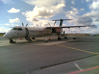 Örnsköldsviks flygplats och SK093 mot Arlanda. Bombardier (SAS) Q400 LN-RDA avgång 13.35 via bana 30, FL220, inflygning Forsmark, Vallentuna och Rotebro med landning bana ARN 01L.