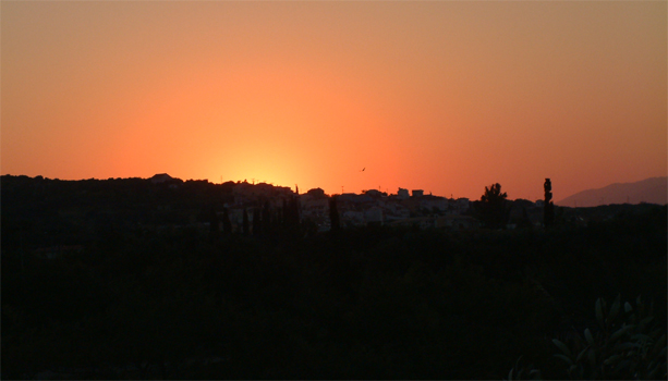 Soluppgång fångad från hotellrummet på ön Samos. En soluppgång med de Turkiska bergen synliga till höger.
