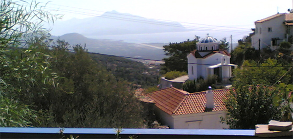 Utsikt från ett av de berg som omger Samos flygplats. Flygplatsen ses vid strandkanten. Vårt hotell finns knappt synligt till vänster om banans slut, vid vattnet. På andra sidan vattnet ses med tydlighet närheten till de Turkiska bergen.