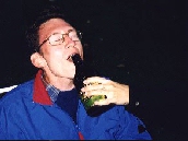 Jag, (Lasse), blir matad av min 
t&auml;vlingsdanspartner Ulrika.