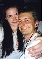 Veronica och Micke myser och 
lyssnar p&aring; musik under hemresan med t&aring;g.