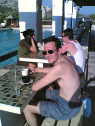 Jag kopplar av med en bit mat och ett glas &ouml;l vid hotellets pool om eftermiddagen. 