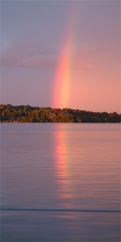 En vacker syn, n&aring;got deformerad regnb&aring;ge under b&aring;tresan p&aring; M&auml;laren.