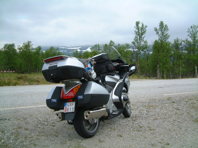 Molnen s&auml;nkte sig allt mer n&auml;r jag en bit s&ouml;der om R&ouml;ros kunde bevittna sn&ouml; p&aring; bergen under en kortare rast.