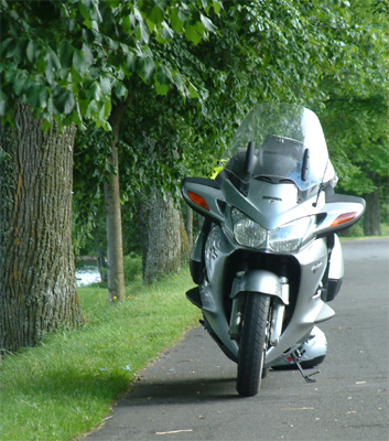 Min underbara motorcykel under en rast invid v&auml;tterns underbart gr&ouml;nskande strandremsa. S&ouml;dra delarna av Hjo.