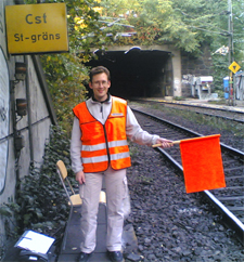 Tillf&auml;lligt g&auml;stspel p&aring; andra sidan om sp&aring;ret, d&auml;r t&aring;gen aktivt stoppades genom paragraf- 52.2-f&ouml;rfarande, dvs med signalvakt.