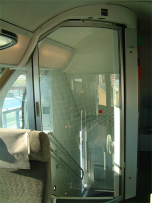 Placeringen av innerd&ouml;rrarnas reglerutrustning finner jag mycket ologisk och ogenomt&auml;nkt. Du tvingas s&ouml;ka r&ouml;da fyrkanter som ofta befinner sig l&aring;ngt ifr&aring;n sj&auml;lva innerd&ouml;rrshandtaget. Vill du med handkraft forsera d&ouml;rrarna f&aring;r du ibland ta i rej&auml;lt...