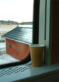 F&ouml;nsterkarmens utformning i X40 finner jag uts&ouml;kt som avst&auml;llningsyta f&ouml;r min kaffekopp. Eventuellt kan ett glasunderl&auml;gg ge en n&aring;got st&ouml;rre garanti f&ouml;r att koppen inte ska hamna i ditt kn&auml; under resans g&aring;ng...